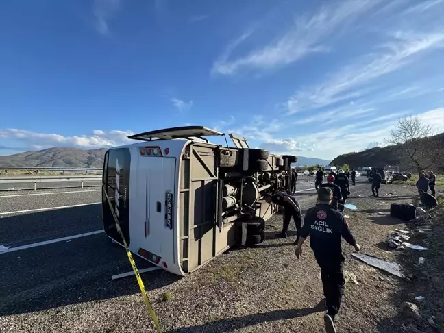 Elazığ'da Midibüs Devrildi: 22 Yaralı