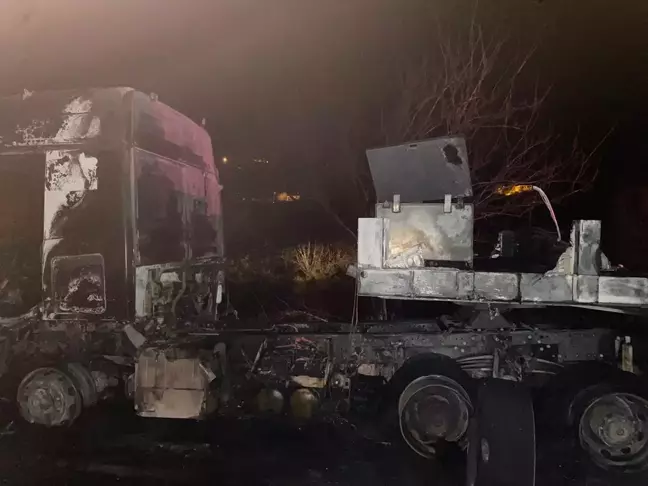 Elazığ'da Seyir Halindeki Tırda Yangın Çıktı