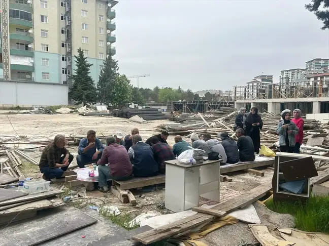 Elazığ'da Öğrencilerden İnşaat İşçilerine 1 Mayıs Sürprizi