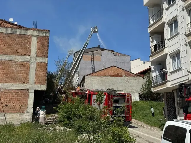 Esenyurt'ta Apartman Çatısında Yangın Çıktı