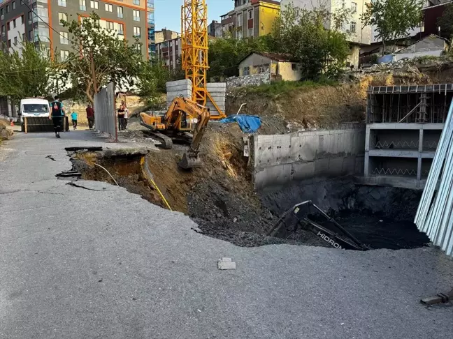 Gaziosmanpaşa'da İnşaat Alanında Yol Çöktü