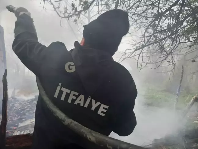 Gerze'de Ahır Yangını Söndürüldü