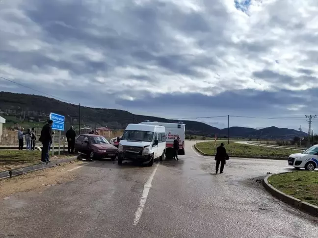 Giresun Alucra'da Otomobil ile Minibüs Çarpıştı, 3 Yaralı