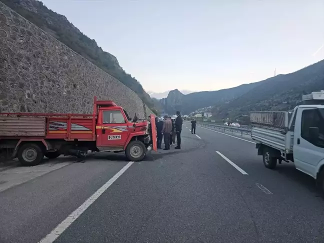 Gümüşhane'de Kamyonet İstinat Duvarına Çarptı: Sürücü Ağır Yaralı