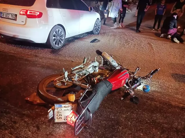 Hatay'da Otomobil ile Motosiklet Çarpıştı: 2 Yaralı