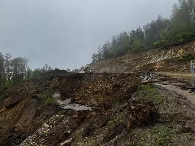Kastamonu-Çatalzeytin Kara Yolunda Heyelan Çalışmaları Devam Ediyor