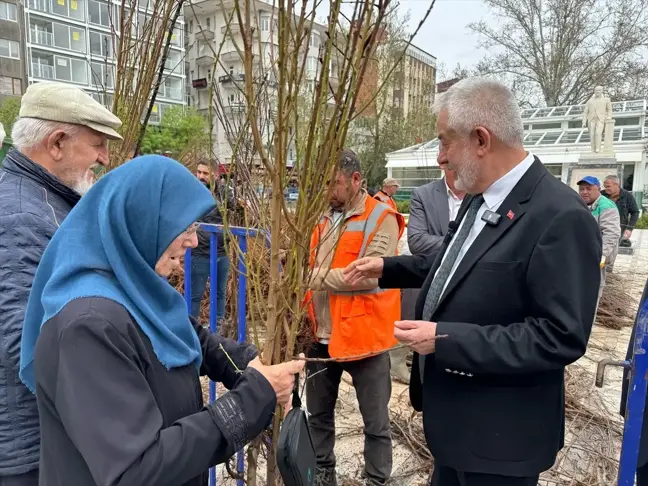 Isparta Belediyesi'nden 180 Bin Meyve Fidanı Dağıtımı