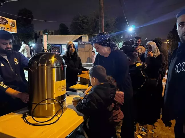 İstanbul'da Deprem Se sonrası Vatandaşlar Açık Alanlarda Geceyi Geçiriyor