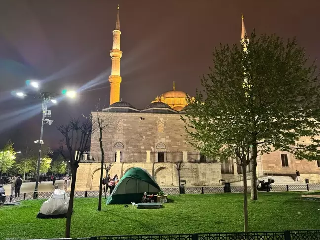 İstanbul'da Deprem Sonrası Fatih Camisi'nde Geceleyen Vatandaşlar