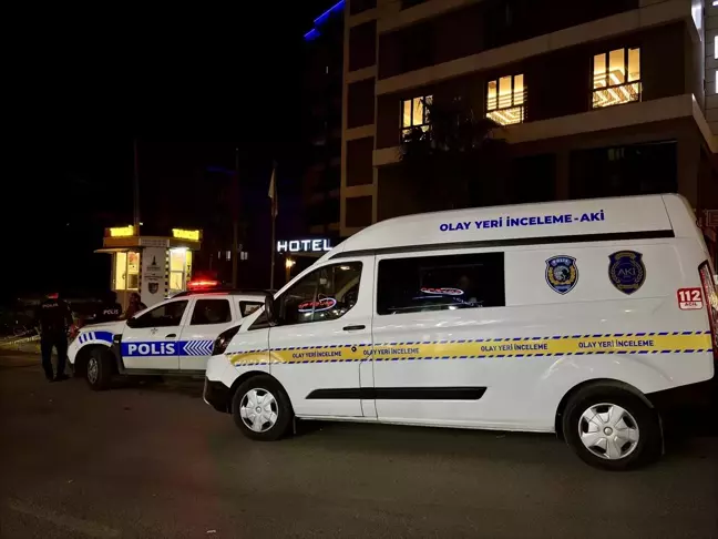 İzmir'de Bıçaklı Kavga: 1'i Ağır 2 Yaralı