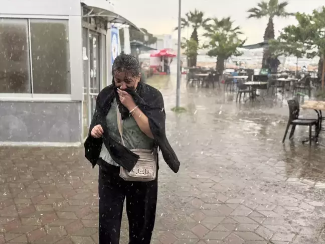 İzmir'de Gök Gürültülü Sağanak ve Dolu Yağışı Hayatı Olumsuz Etkiledi