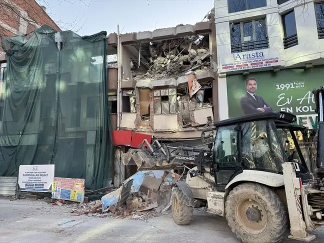 Kastamonu'da Yıkım Halindeki Bina Çöktü