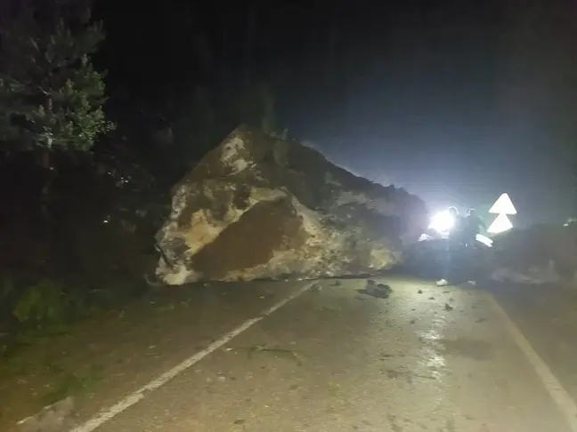 Kastamonu-Şenpazar Yolunda Heyelan: Ulaşım Kontrollü Sağlanıyor