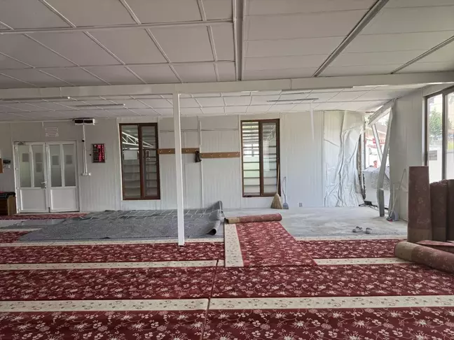 Kontrolden Çıkan Otomobil Camiye Girdi