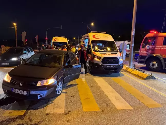 Sakarya'da İki Otomobil Çarpıştı: 1'i Ağır 7 Yaralı