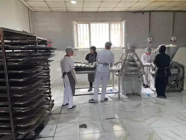 Şanlıurfa'da Meslek Lisesi Öğrencileri Günde 16 Bin Ekmek Üretiyor