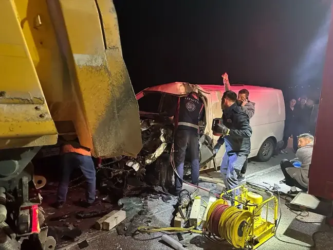 Sinop'ta Panelvan Tıra Çarptı: 1 Ağır Yaralı