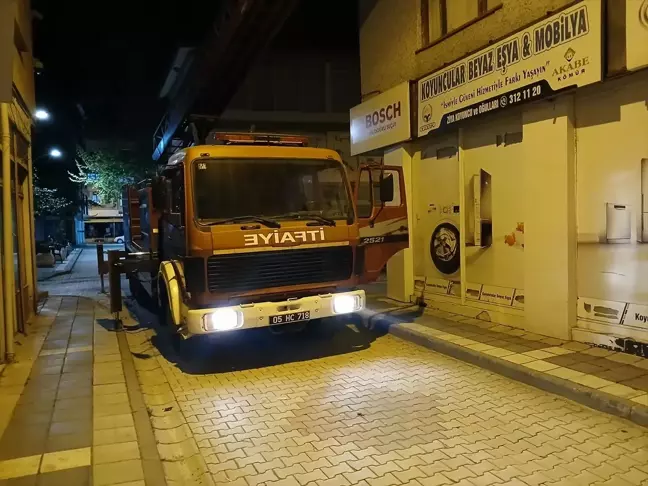 Taşova'da Mahsur Kalan Kedi İtfaiye Ekipleri Tarafından Kurtarıldı