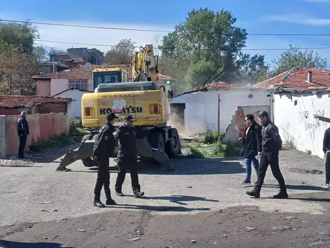 Çorlu'da Uyuşturucu ile Mücadele: 10 Metruk Bina Yıkıldı