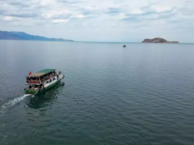 Üniversiteliler Van'ın güzelliklerini keşfederken çevre temizliği yapıyor