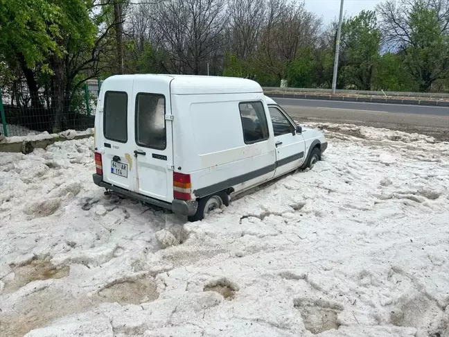 Uşak'ta Sağanak ve Dolu Hayatı Olumsuz Etkiledi