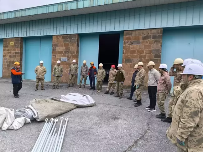 Gürpınar'da Güvenlik Korucularına Arama Kurtarma Eğitimi