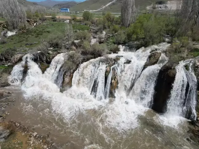 Muradiye Şelalesi, Yağışlarla Daha Coşkulu Akıyor