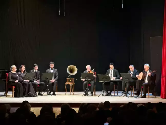 Münir Nurettin Selçuk Konseri Ses Tiyatrosu'nda Gerçekleşti