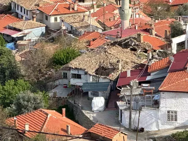 Denizli'de Tarihi Ahşap Ev Çöktü