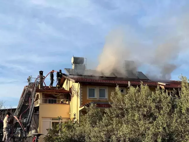 Fethiye'de İki Katlı Evde Çatı Yangını: Yangın Kontrol Altına Alındı