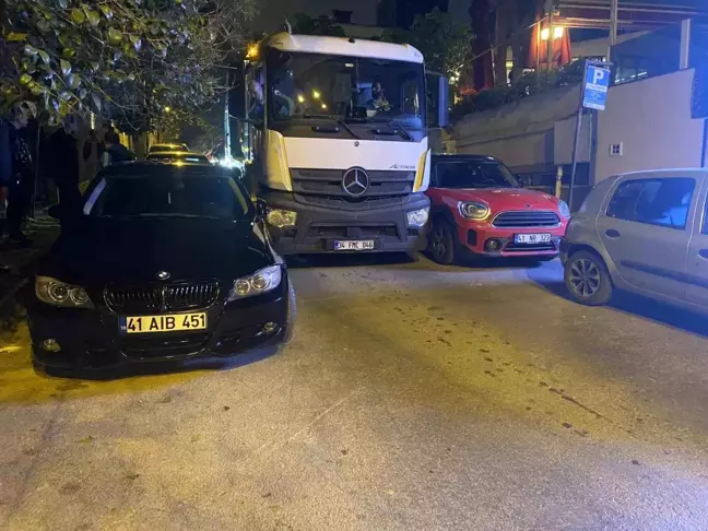 Kadıköy'de Hatalı Park Engeli: Vatandaşlar Çöp Kamyonunu Kurtardı