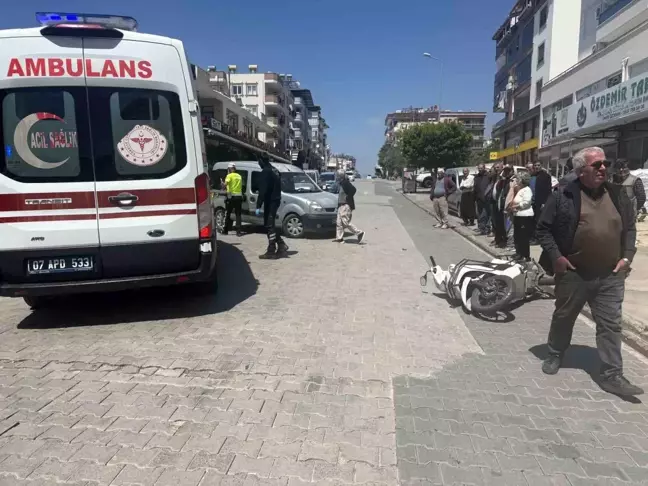 Antalya'da Motosiklet ile Hafif Ticari Araç Çarpıştı: 1 Yaralı