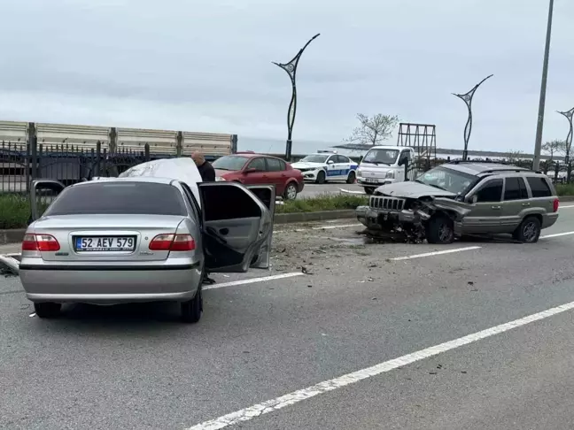 Giresun'da Kaza: İki Araç Kafa Kafaya Çarpıştı, 2 Yaralı