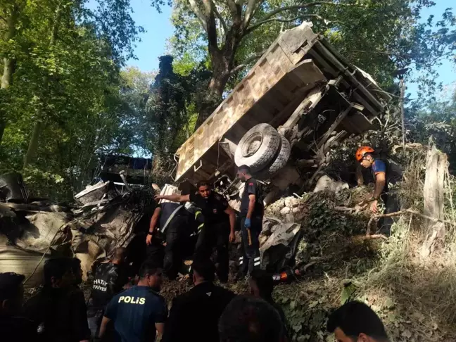 Defne'de Freni Patlayan Kamyon Uçuruma Yuvarlandı: 1 Ölü, 1 Yaralı