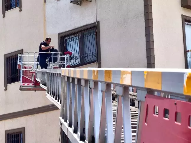 Hatay'da Mahsur Kalan Kedi İtfaiye Ekiplerince Kurtarıldı
