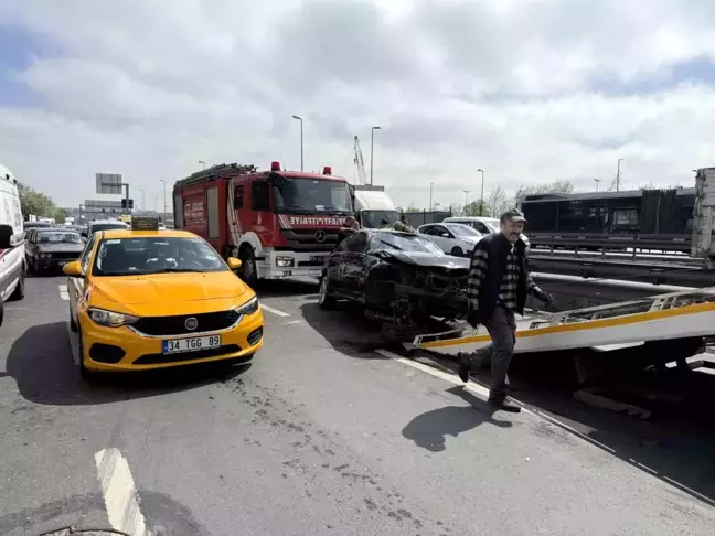 İstanbul'da Ehliyetsiz Genç Sürücünün Yol Açtığı Kaza: 3 Yaralı