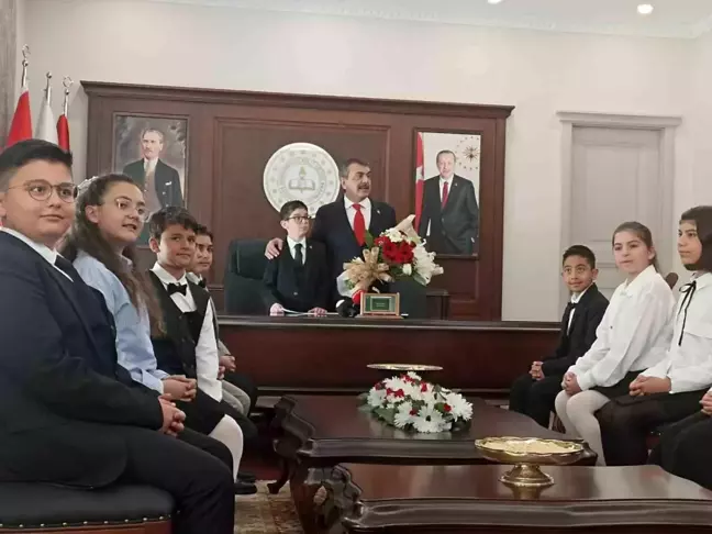 Milli Eğitim Bakanı, 23 Nisan'da Koltuğunu Öğrenciye Devretti