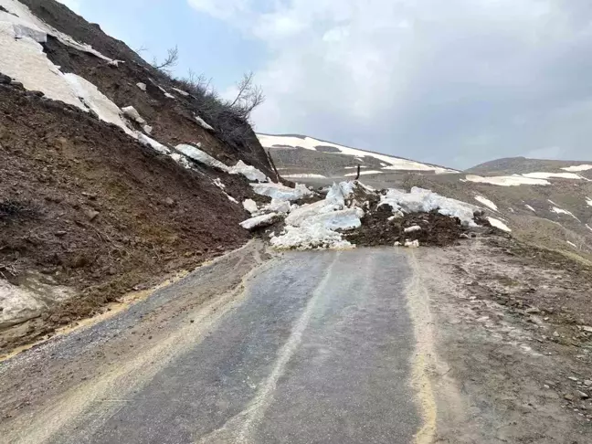 Muş'ta Heyelan Sonrası Yol Yeniden Ulaşıma Açıldı