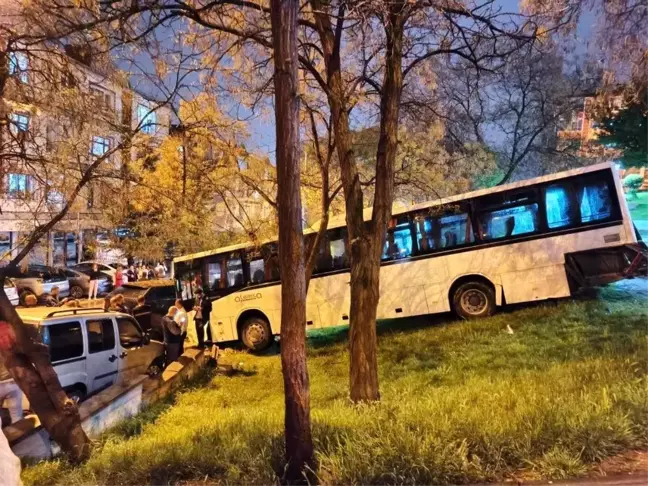 Ankara'da Park Halindeki Otobüs Freni Boşaldı