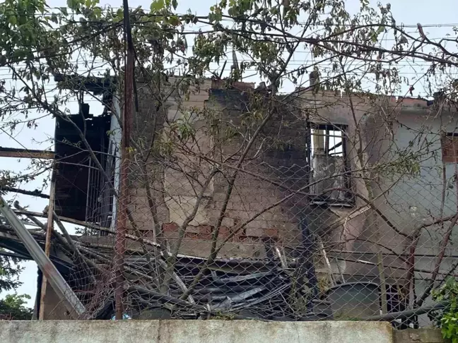 Kocaeli'de Yangın: İki Katlı Ev Kullanılamaz Hale Geldi