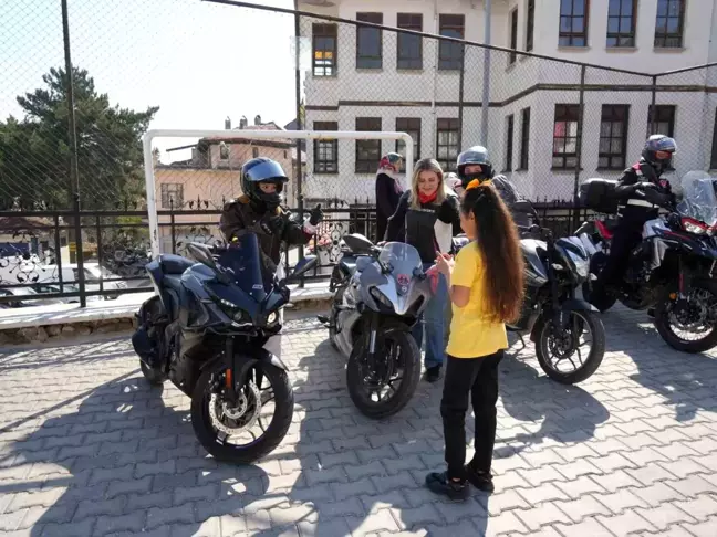 Kastamonu'da Motosiklet Tutkunları 23 Nisan İçin Çocukları Sevindirdi