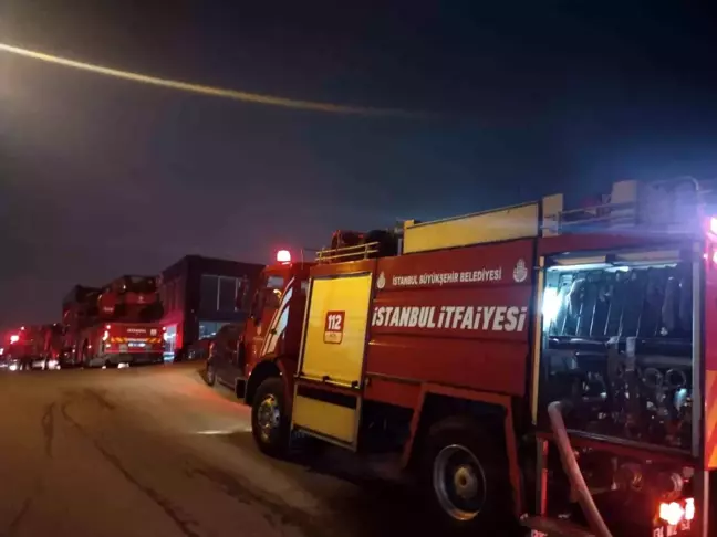 Sancaktepe'de Oto Galeri Sitesinde Yangın Çıktı