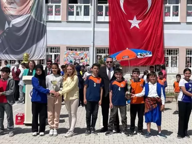 Şuhut'ta Okul Sporları Turnuvası Ödül Töreni Gerçekleşti