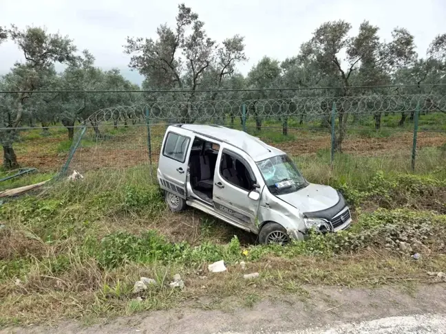 Bursa'da Hafif Ticari Araç Tarlaya Uçtu: 3 Yaralı