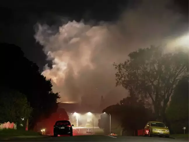 Auckland'da Geri Dönüşüm Tesisinde Büyük Yangın