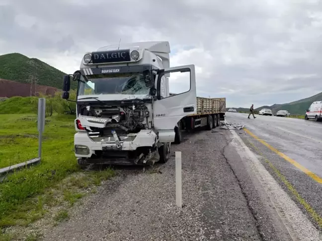 Bitlis'te Tır ve Minibüs Çarpıştı: 1 Ölü, 2 Yaralı
