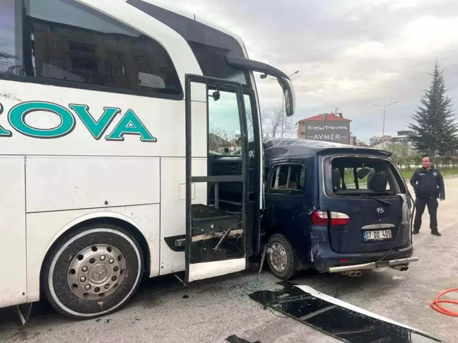 Isparta'da Otobüs ile Hafif Ticari Araç Çarpıştı: 1 Ölü, 2 Yaralı