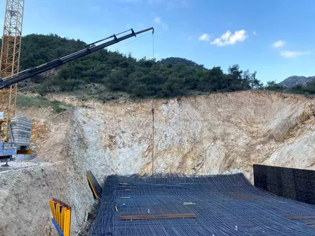 Alaşehir'de Hızlı Trenin Viyadük İnşaatında İş Kazası: 9 İşçi Yaralandı