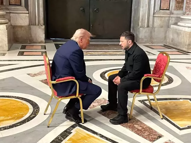 Trump ve Zelenskiy, Vatikan'da Görüştü