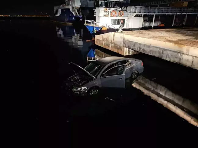 Çanakkale'de Park Halindeki Otomobil Denize Düştü